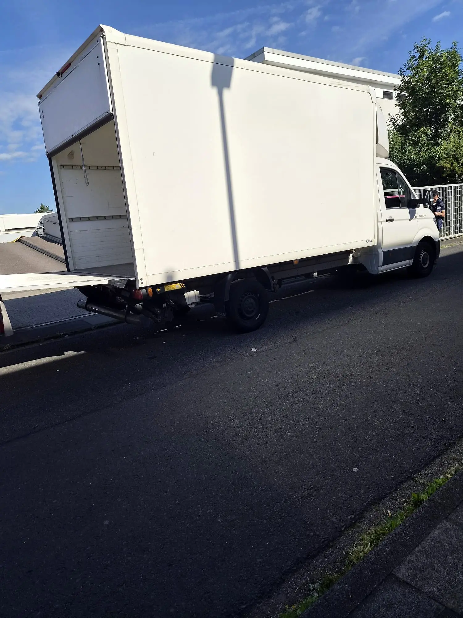 MEX-Umzugswagen an der Straße
