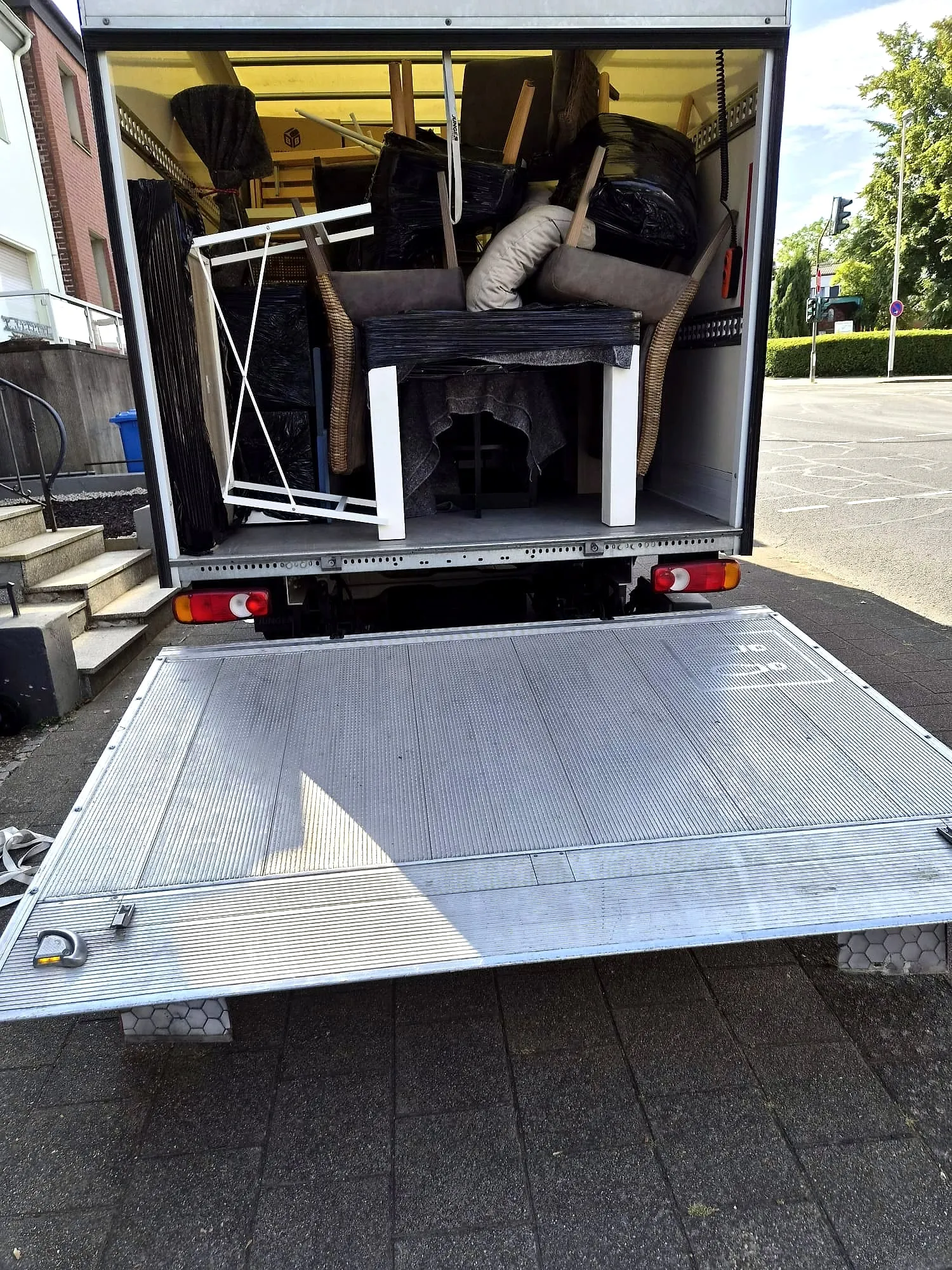 Umzugswagen auf dem Weg zum Ziel