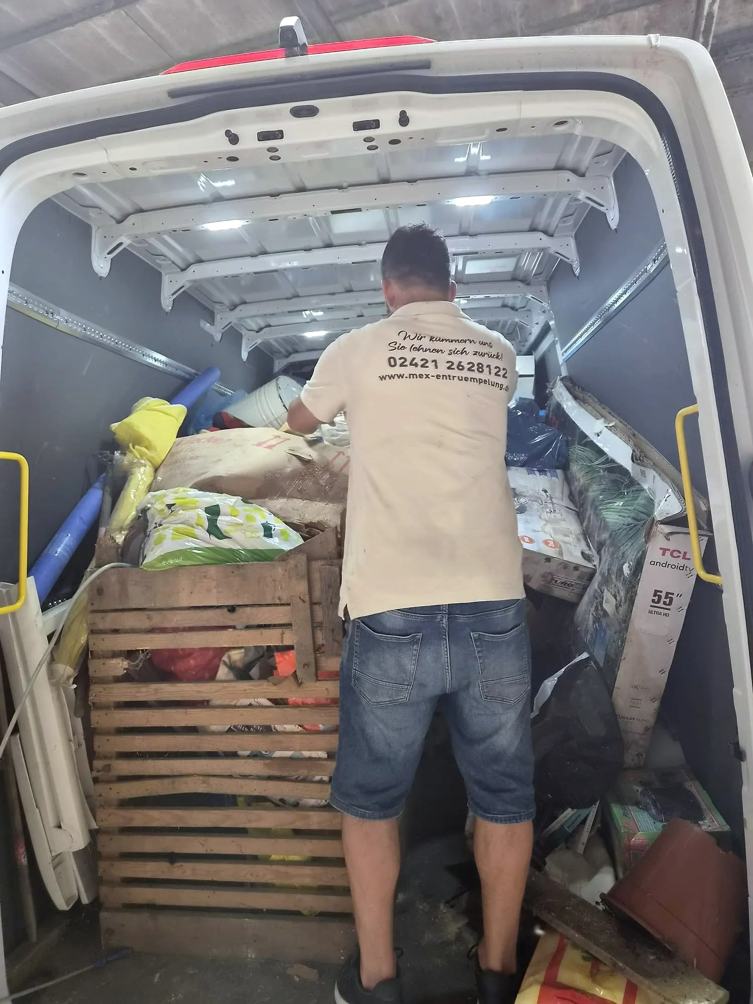 Team und Transporter beim Einsatz